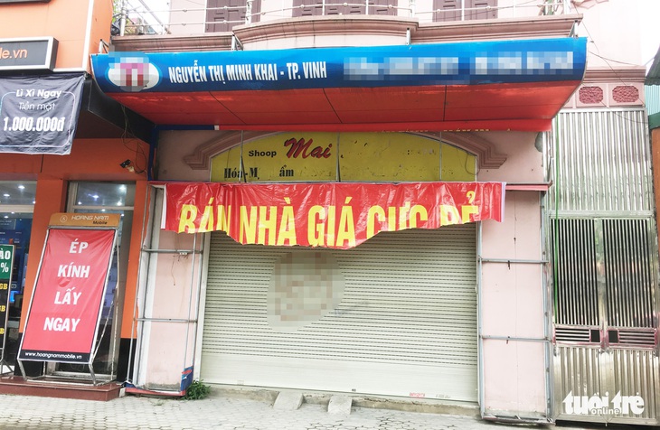 Xén băngrôn bán nhà giá cực rẻ có tên chủ tịch TP Vinh chính chủ - Ảnh 1. Xén băngrôn bán nhà giá cực rẻ có tên chủ tịch TP Vinh chính chủ - Ảnh 1.
