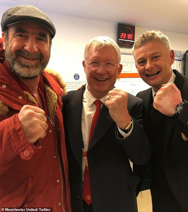 Ngài Alex Ferguson và Cantona chia vui cùng Solskjaer ở phòng thay đồ - Ảnh 1.