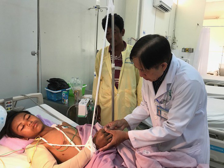 Đi bắt chuột, học sinh lớp 6 bị máy gặt cuốn gần đứt cánh tay - Ảnh 2. Đi bắt chuột, học sinh lớp 6 bị máy gặt cuốn gần đứt cánh tay - Ảnh 2.
