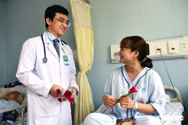 Tặng hoa hồng cho 600 bệnh nhân nữ - Ảnh 1. Tặng hoa hồng cho 600 bệnh nhân nữ - Ảnh 1.