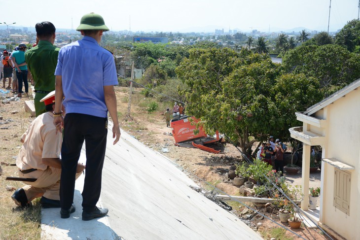 Vụ xe khách lao vực: tài xế đã chết, du khách Hàn Quốc đang cấp cứu - Ảnh 2. Vụ xe khách lao vực: tài xế đã chết, du khách Hàn Quốc đang cấp cứu - Ảnh 2.