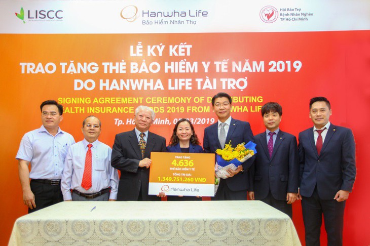 Hanwha Life Việt Nam trao tặng hơn 4.600 thẻ BHYT cho người nghèo - Ảnh 1.