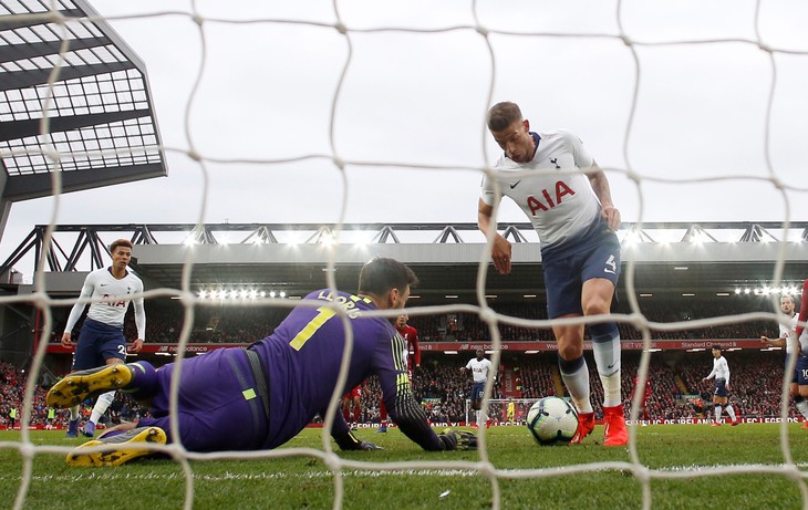 Thắng may mắn Tottenham, Liverpool đoạt lại ngôi đầu bảng - Ảnh 3.