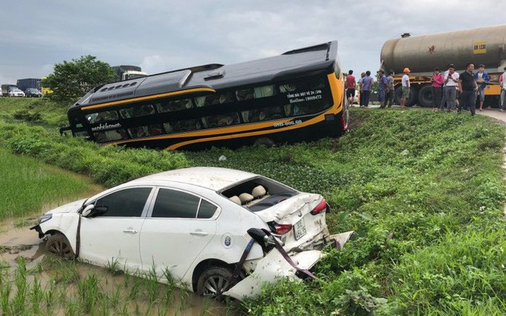 Tai nạn liên hoàn, xe khách và xe con lao xuống ruộng