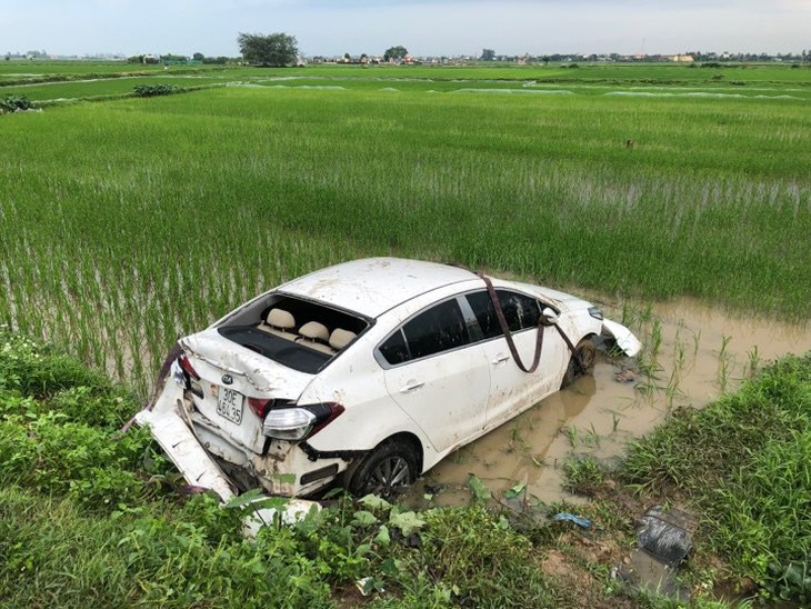 Tai nạn liên hoàn, xe khách và xe con lao xuống ruộng - Ảnh 3.