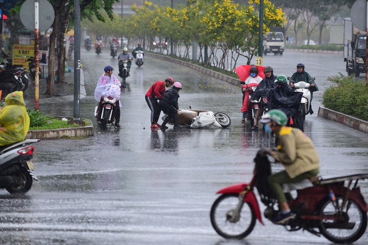 Nhiều xe bị ngã trong cơn mưa vàng bất ngờ ở TP.HCM - Ảnh 2.