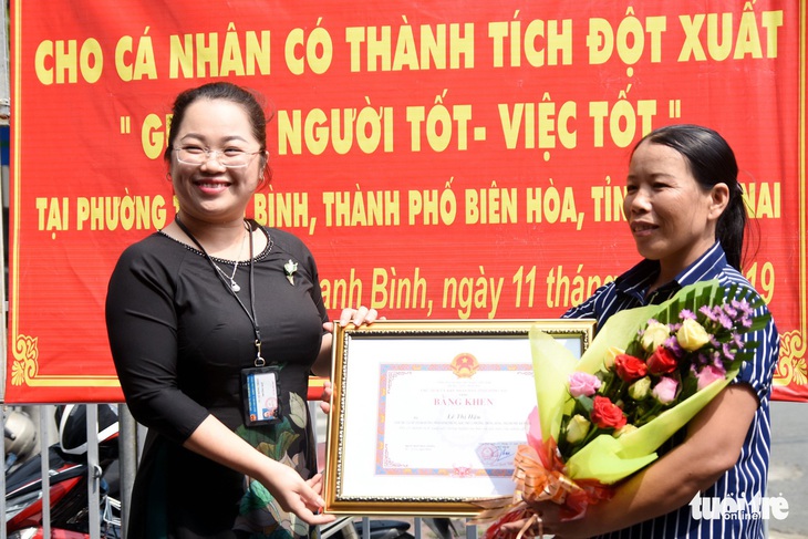 Khen thưởng đột xuất chị Hậu bán vé số trả lại của rơi - Ảnh 1.