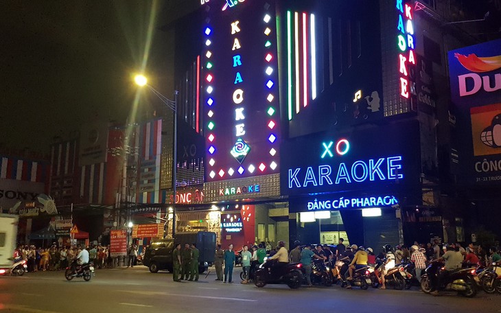 Công an TP.HCM phong tỏa, khám xét xuyên đêm karaoke của Phúc XO