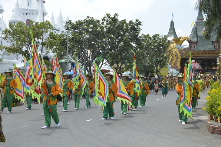 Nghỉ lễ Giỗ Tổ Hùng Vương: Rồng rắn xếp hàng mua thực phẩm, khu vui chơi kín chỗ - Ảnh 2.