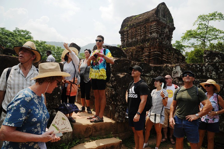 Nghỉ lễ Giỗ Tổ Hùng Vương: Rồng rắn xếp hàng mua thực phẩm, khu vui chơi kín chỗ - Ảnh 4.