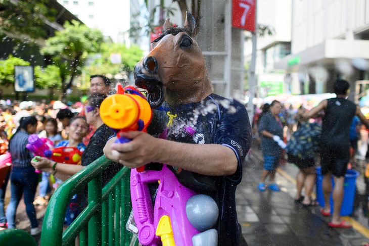 Người Thái chơi đùa với voi, đại chiến súng nước dịp Tết Songkran - Ảnh 11.