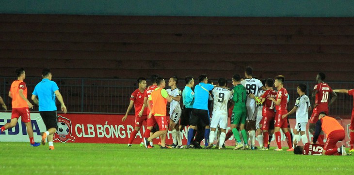 Khi cả trọng tài và CLB cùng sai - Ảnh 1. Khi cả trọng tài và CLB cùng sai - Ảnh 1.