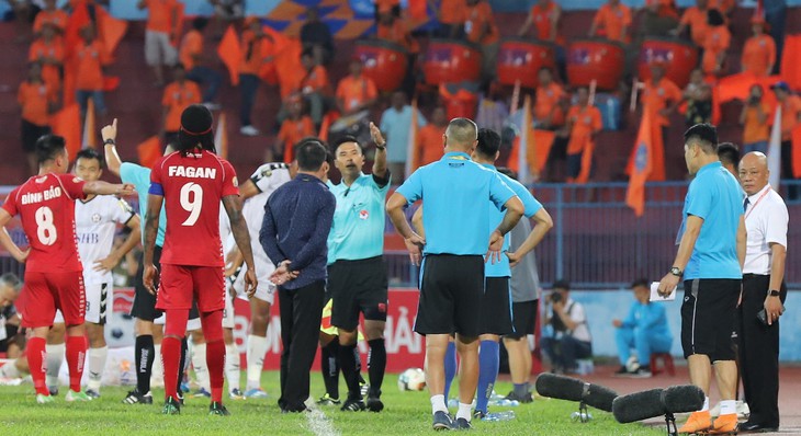 Khi cả trọng tài và CLB cùng sai - Ảnh 2. Khi cả trọng tài và CLB cùng sai - Ảnh 2.