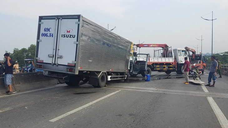 Xe tải húc đuôi xe cẩu, 2 tài xế tử vong - Ảnh 2. Xe tải húc đuôi xe cẩu, 2 tài xế tử vong - Ảnh 2.