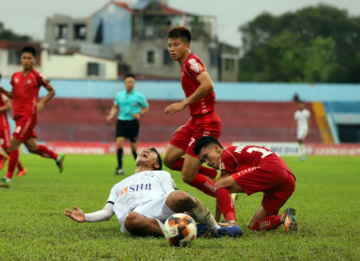 Cầu thủ hư tại ông bầu - Ảnh 1. Cầu thủ hư tại ông bầu - Ảnh 1.