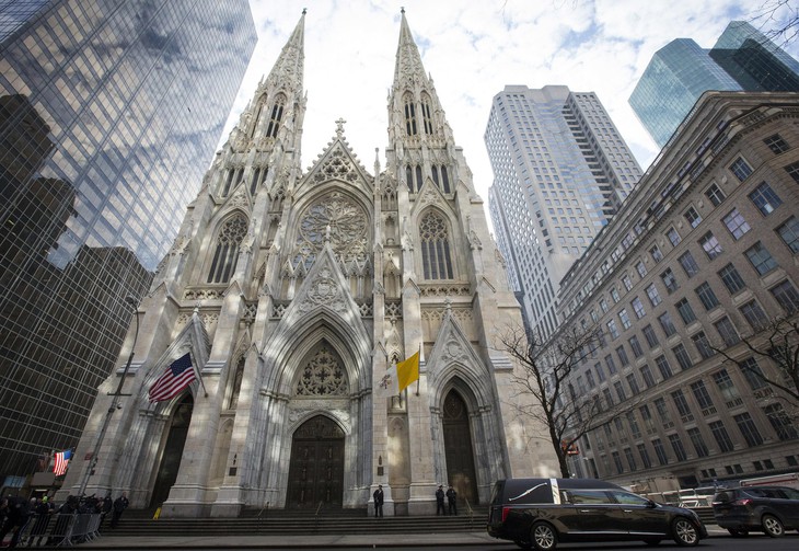 Một thầy giáo xách 2 thùng xăng, hộp quẹt vào nhà thờ nổi tiếng ở New York - Ảnh 1.