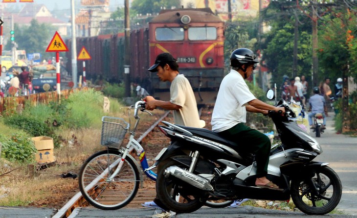 An toàn đường sắt: Còn quá nhiều việc phải làm - Ảnh 1.