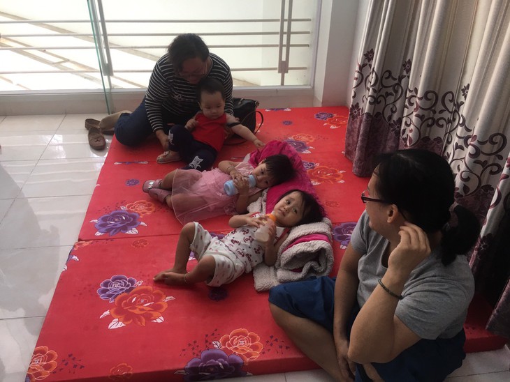 Không được giao nhà, người mua mang đồ đạc kéo đến công ty chủ đầu tư để ở - Ảnh 2. Không được giao nhà, người mua mang đồ đạc kéo đến công ty chủ đầu tư để ở - Ảnh 2.