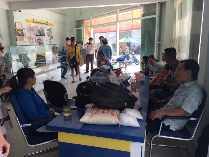 Không được giao nhà, người mua mang đồ đạc kéo đến công ty chủ đầu tư để ở - Ảnh 1. Không được giao nhà, người mua mang đồ đạc kéo đến công ty chủ đầu tư để ở - Ảnh 1.