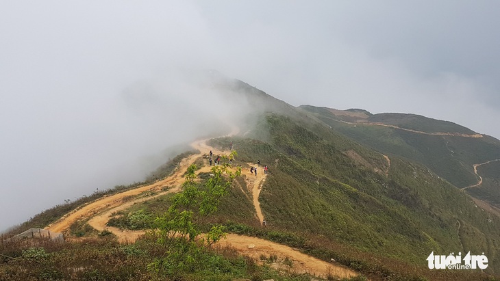 Săn mây huyền ảo trên sống lưng khủng long Chống Tra - Ảnh 11.