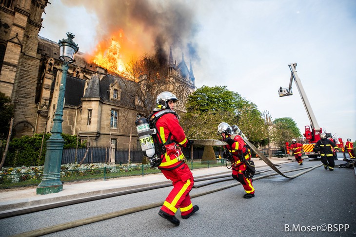 Điều tra ban đầu: Lửa gây cháy nhà thờ Đức Bà Paris bắt đầu từ nóc - Ảnh 2.