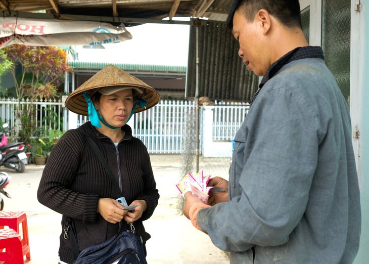 Nhận phần thưởng thay con, bà mẹ bán vé số mắc cỡ nhưng vì con tôi hi sinh hết - Ảnh 2.