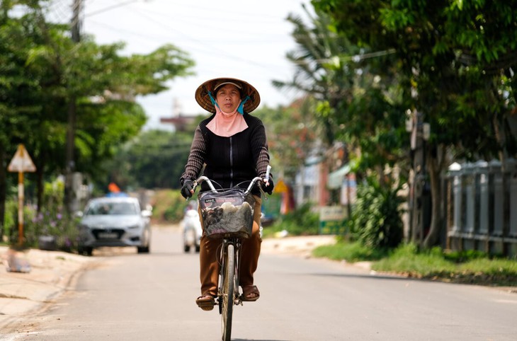 Nhận phần thưởng thay con, bà mẹ bán vé số mắc cỡ nhưng vì con tôi hi sinh hết - Ảnh 3.