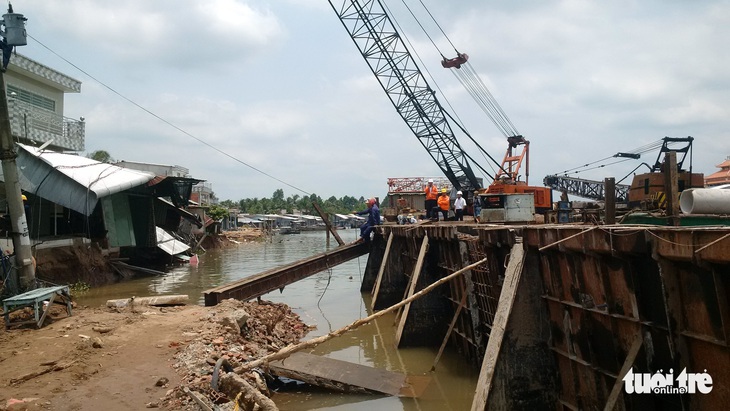 Người già, trẻ nhỏ leo tường bỏ chạy vì sạt lở ngay công trình bờ kè - Ảnh 5.