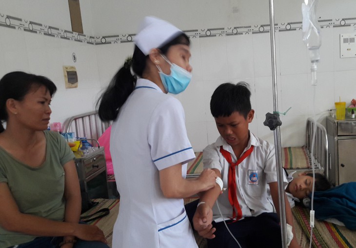 37 học sinh đau bụng, ói... sau khi uống sữa miễn phí ở trường - Ảnh 1.
