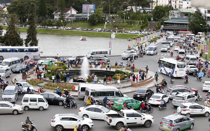 Du khách trốn nắng nóng, tour điều chỉnh lịch tham quan