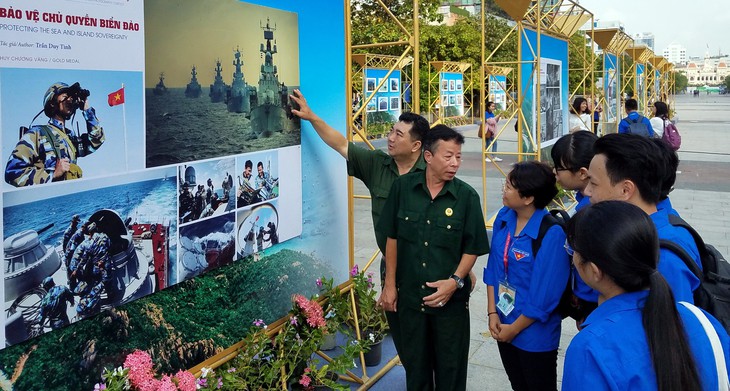 Ảnh biển đảo đẹp đến ngỡ ngàng trên phố đi bộ Nguyễn Huệ - Ảnh 6. Ảnh biển đảo đẹp đến ngỡ ngàng trên phố đi bộ Nguyễn Huệ - Ảnh 6.