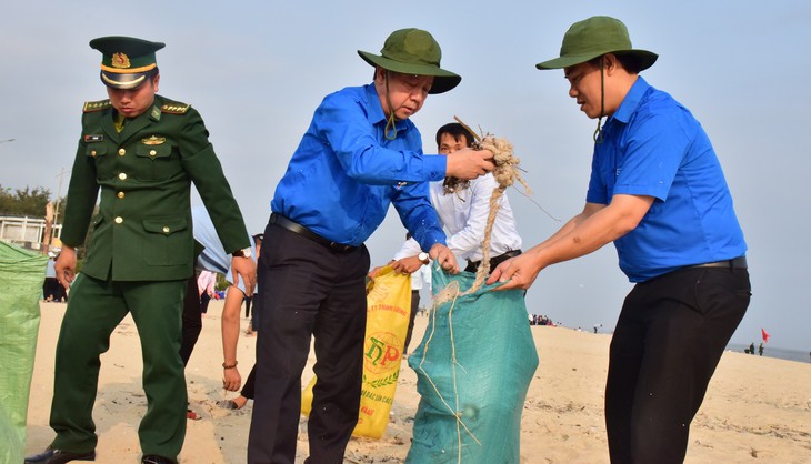 Nhặt một cọng rác, bạn đã làm cho Huế sạch hơn! - Ảnh 1.