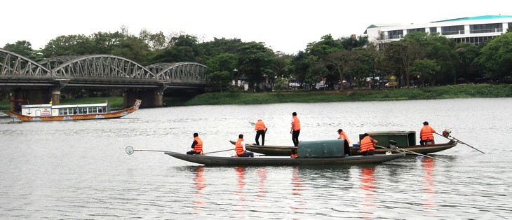 Nhặt một cọng rác, bạn đã làm cho Huế sạch hơn! - Ảnh 2.