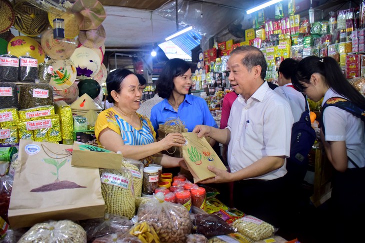 Nhặt một cọng rác, bạn đã làm cho Huế sạch hơn! - Ảnh 5.