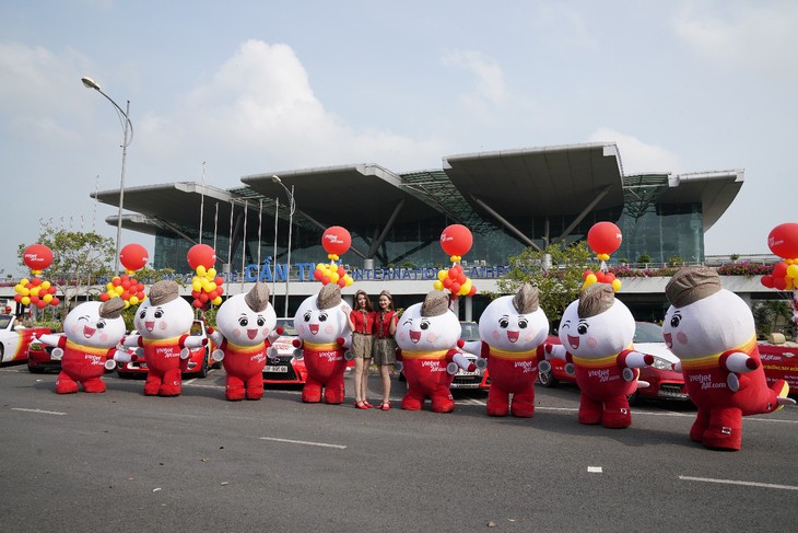 Vietjet ‘diễu hành’ tại Cần Thơ, chào 5 đường bay mới - Ảnh 1.