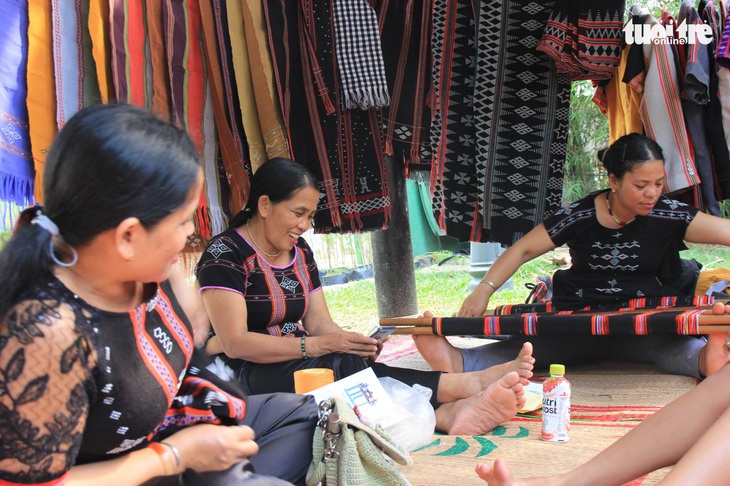 Người Hàn khoe cung tên truyền thống bên dòng sông Hương - Ảnh 2.