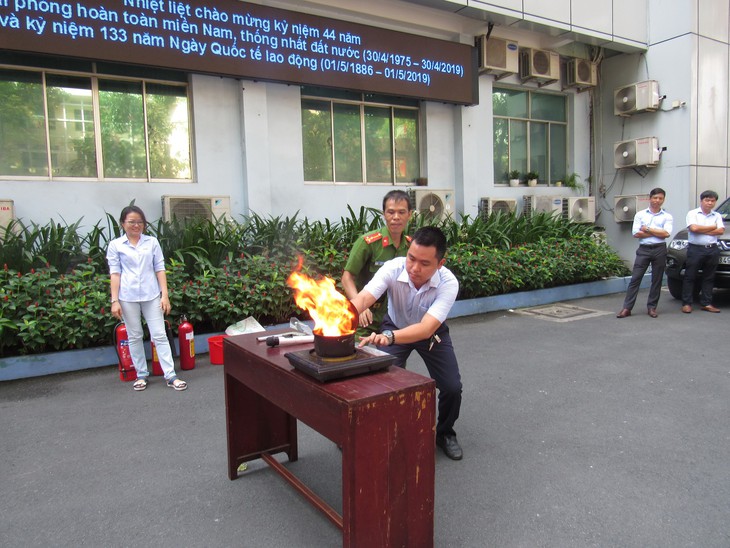 Sawaco huấn luyện PCCC và thực tập chữa cháy, cứu hộ - Ảnh 2.