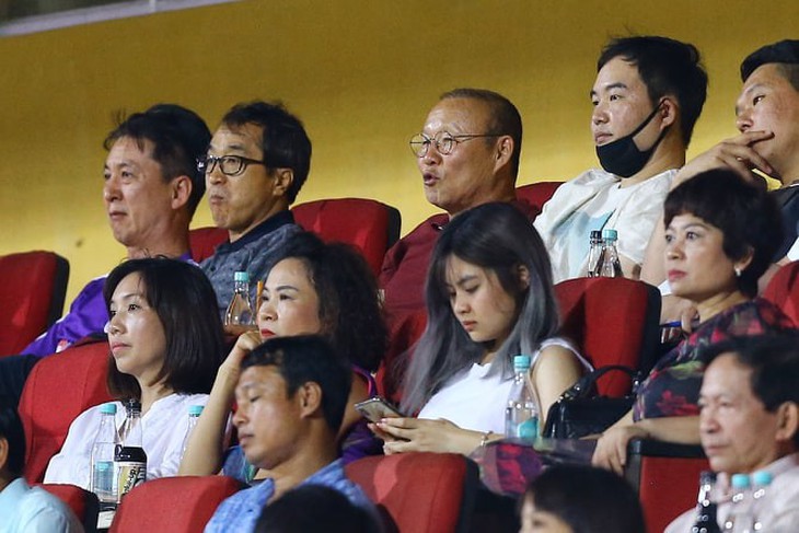 Sân Hàng Đẫy: HLV Chung Hae Seong ‘hết phép’, TP.HCM thua trận đầu tiên - Ảnh 2. Sân Hàng Đẫy: HLV Chung Hae Seong ‘hết phép’, TP.HCM thua trận đầu tiên - Ảnh 2.