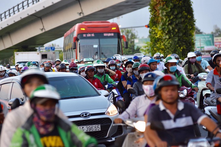 Vé xe dịp lễ: đi chuyến đêm, hết sạch vé sau lễ - Ảnh 2.