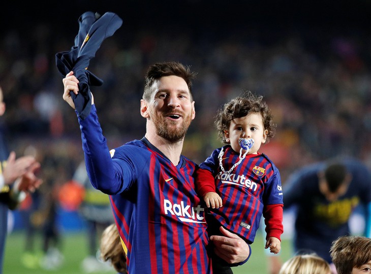 Messi và Barcelona ăn mừng chức vô địch La Liga lần thứ hai liên tiếp - Ảnh 6.