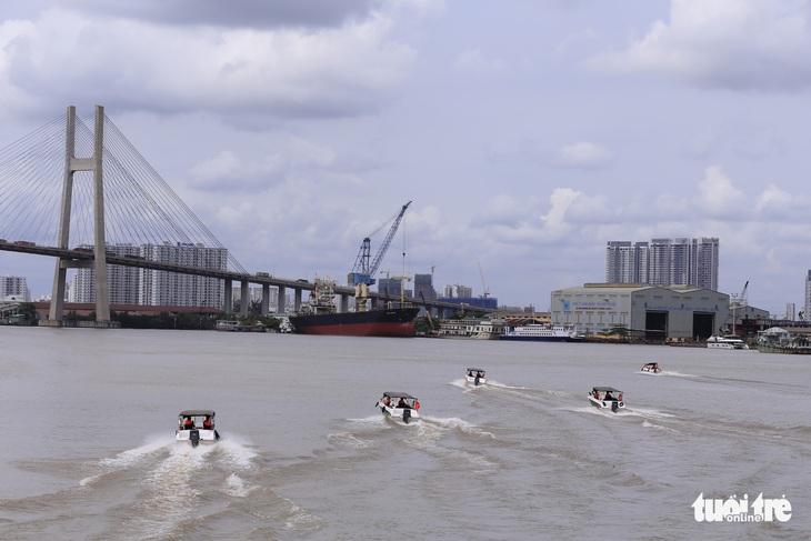 Bàn giao 2 tàu tuần tra, 10 canô cao tốc cho Bộ đội biên phòng TP.HCM - Ảnh 3.