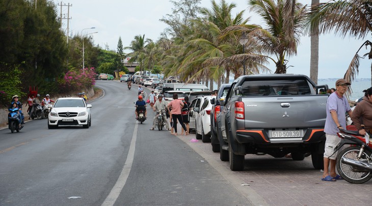 Thời tiết mát mẻ, du khách tấp nập đổ về biển Phan Thiết - Ảnh 3.