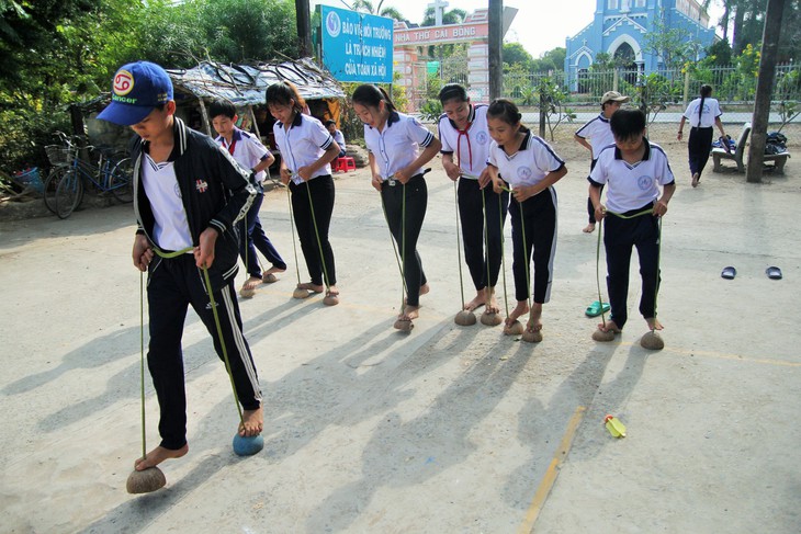 Nhảy dây, banh đũa... sống lại trong sân trường - Ảnh 2.