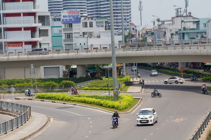 Những con đường TP.HCM thênh thang, vắng bóng người - Ảnh 6.