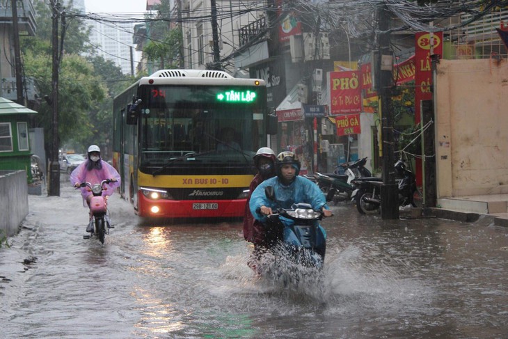 Mưa lớn tại Hà Nội, nhiều tuyến phố ngập sâu - Ảnh 2.