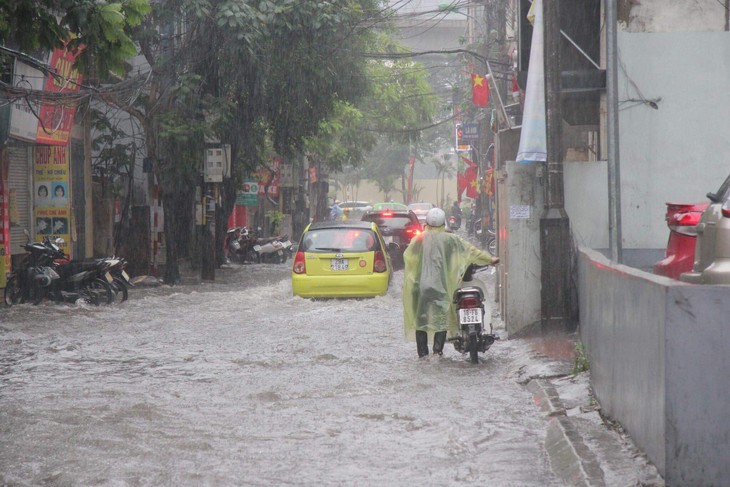 Mưa lớn tại Hà Nội, nhiều tuyến phố ngập sâu - Ảnh 3.