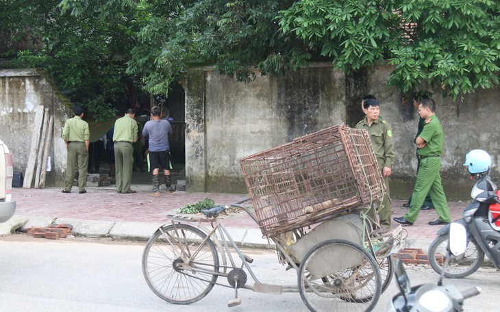 Bắt nhốt, lên phương án xử lý đàn chó cắn chết bé trai 7 tuổi