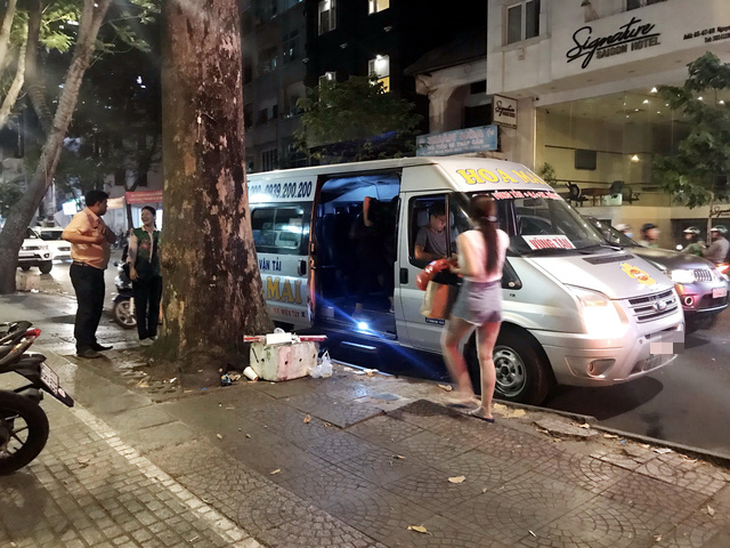 Ôtô, xe khách đậu loạn xạ ở trung tâm TP.HCM - Ảnh 2. Ôtô, xe khách đậu loạn xạ ở trung tâm TP.HCM - Ảnh 2.