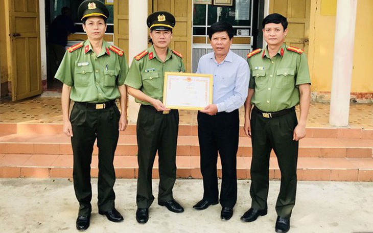 Được Bộ Công an khen thưởng vì dũng cảm quật ngã tên cướp có súng