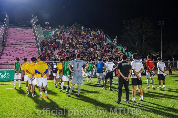 Kết quả bết bát, Văn Lâm và đồng đội ở Muangthong United bị ném đá - Ảnh 1.